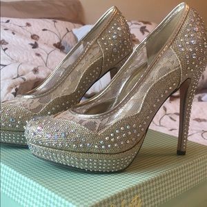 Perfect eye catching Gold heels💫✨